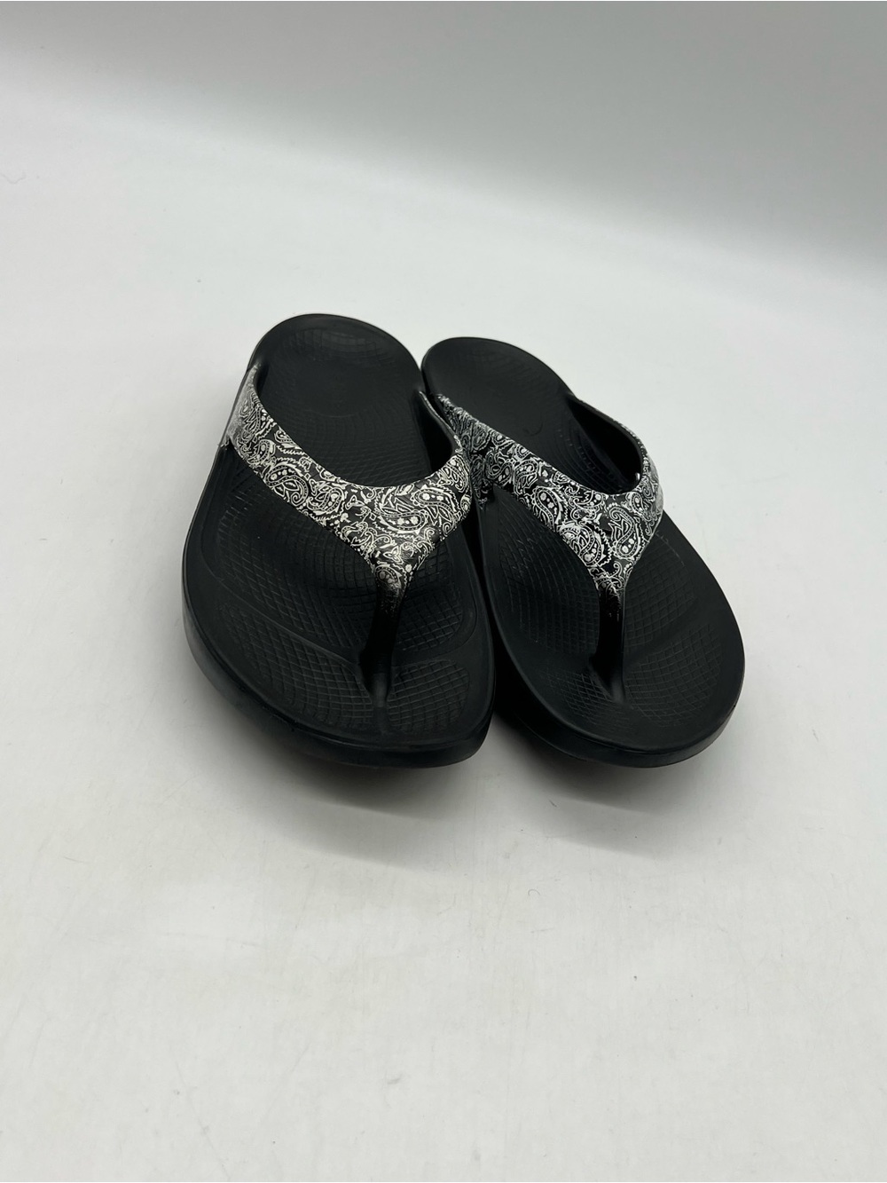 OOFOS OOLala Women’s Sz 9 Black flip flop Limited Bandana Paisley sandals Shoes